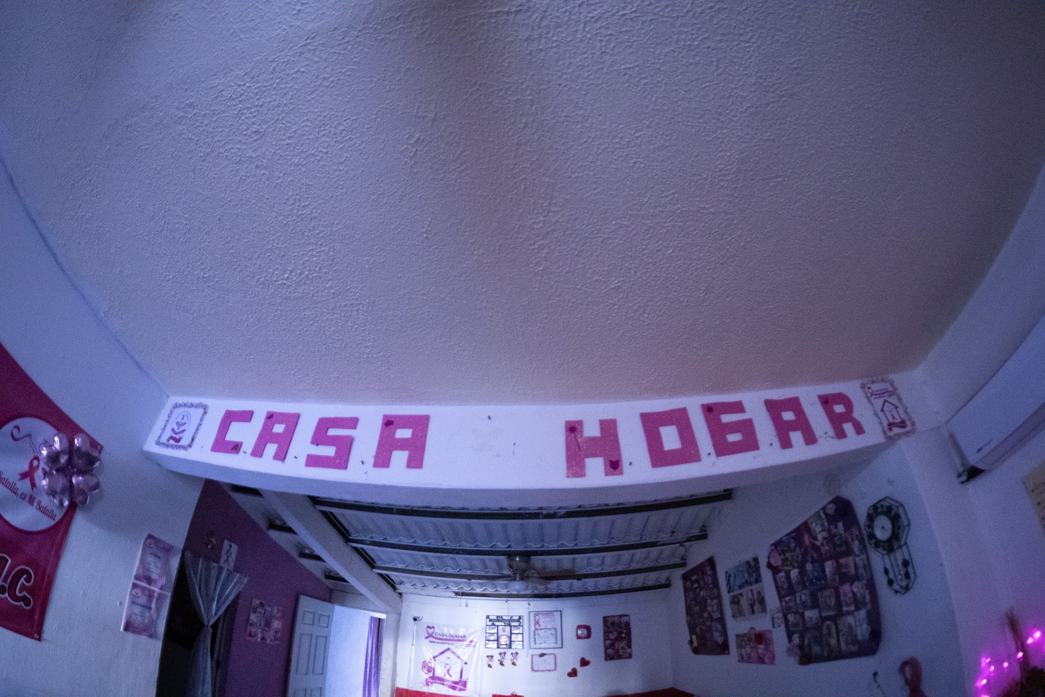 Adornos de mujeres en tratamiento oncológico dentro de la Casa Hogar Diseñadas Para Crecer